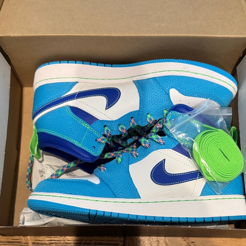 Jordan Air 1 Mid SE in Dark Powder Blue and Racer Blue